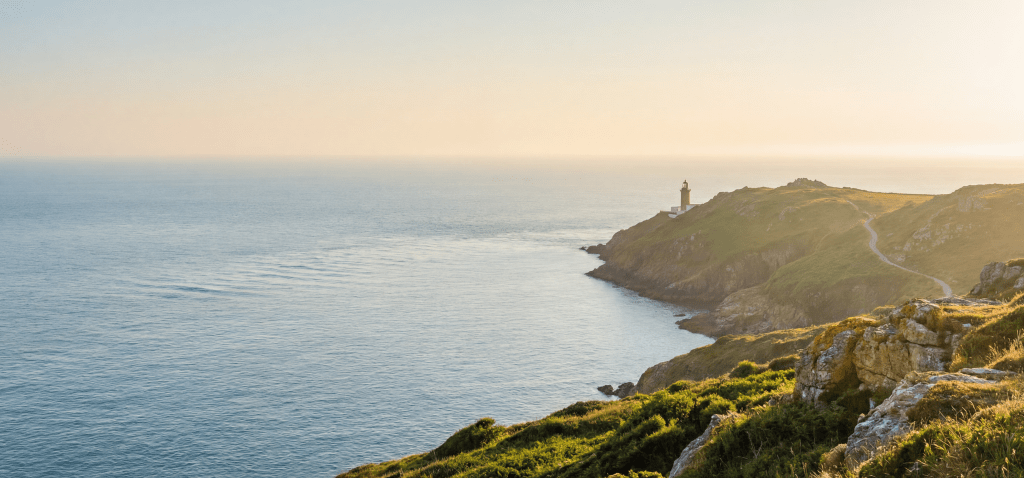 Fotorealističen panoramski pogled na mirno obalno obzorje v mehki jutranji svetlobi, ki simbolizira jasnost, strateški vpogled in globoko razumevanje v tržnih raziskavah.