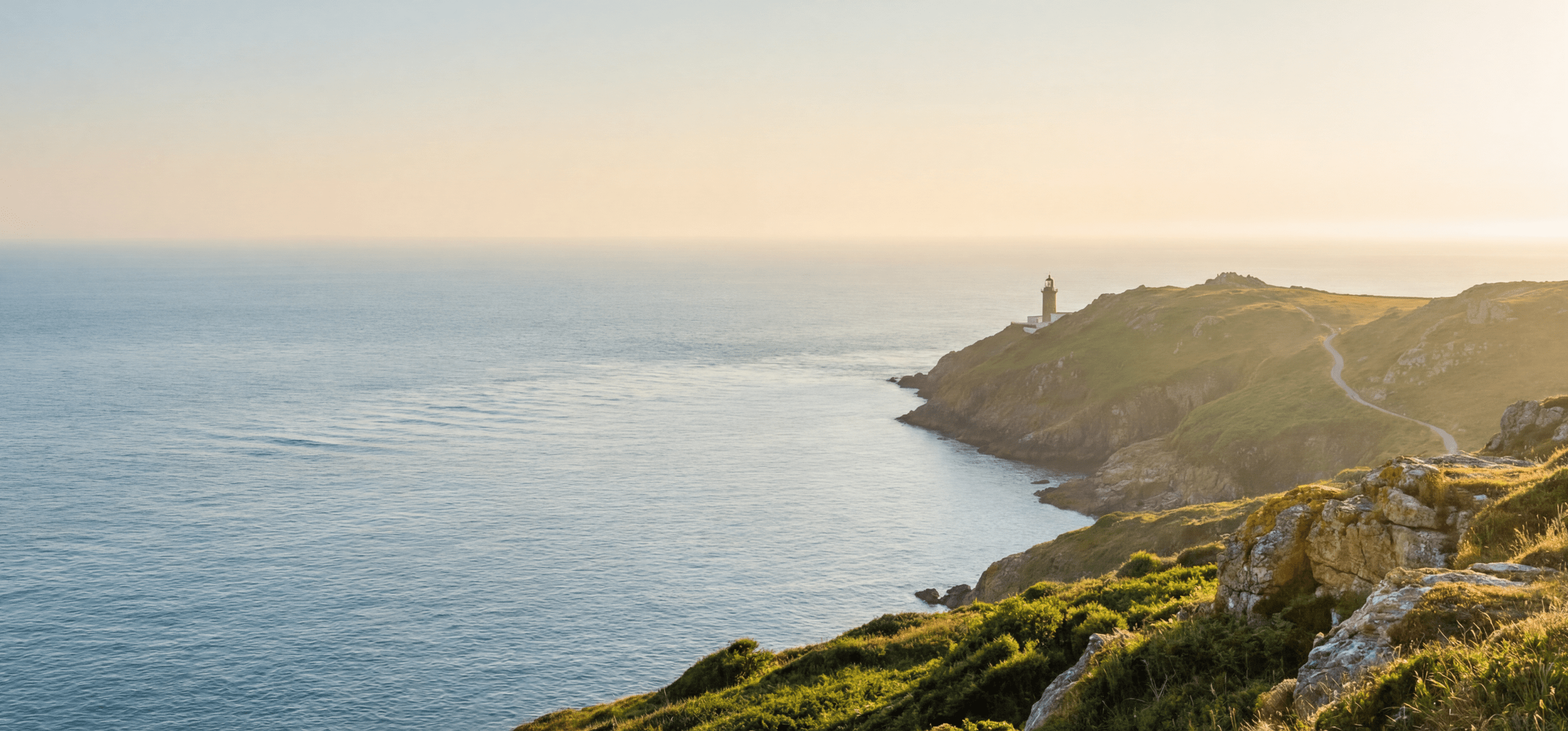 Fotorealističen panoramski pogled na mirno obalno obzorje v mehki jutranji svetlobi, ki simbolizira jasnost, strateški vpogled in globoko razumevanje v tržnih raziskavah.